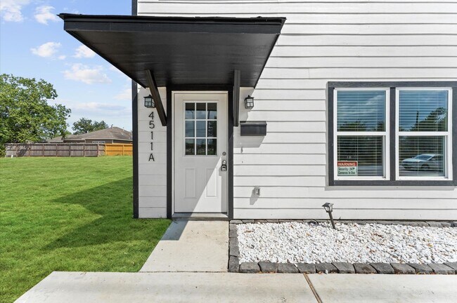 Building Photo - Fashionable Home Not Far From Downtown & M...