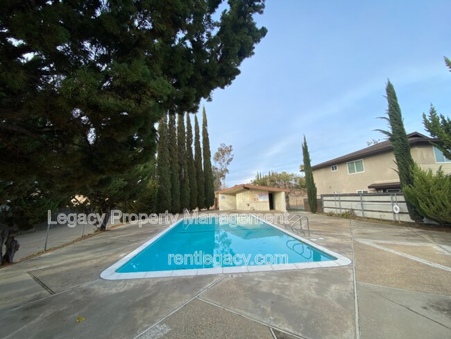 Building Photo - 9094 Piñata Way