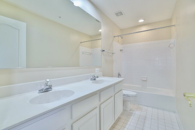 Building Photo - AFFORDABLE and SPACIOUS 3br Townhouse by P...