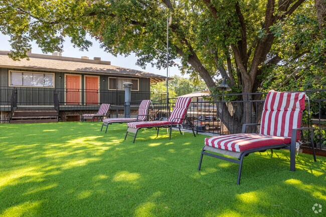 Lounge Deck - Cache at Oak Hills