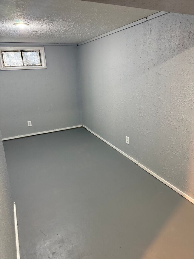 Building Photo - Move in Ready!