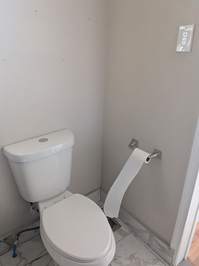 Building Photo - 1043 Meade Ave