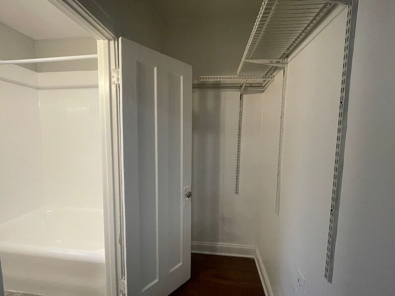 Building Photo - 652 W Sheridan Rd