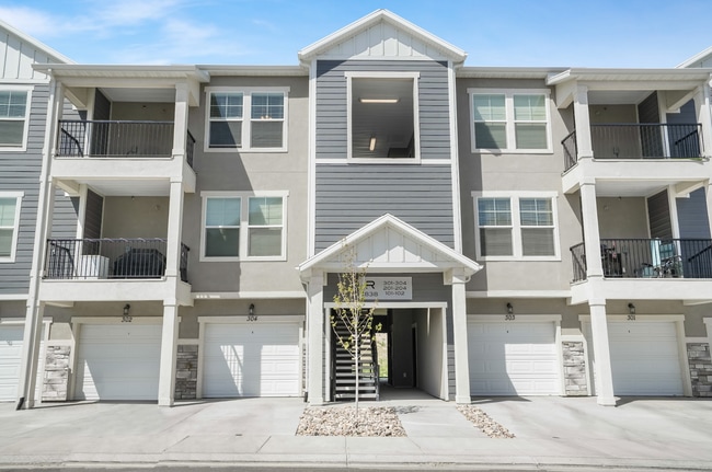Building Photo - Pet-Friendly Lake View condo