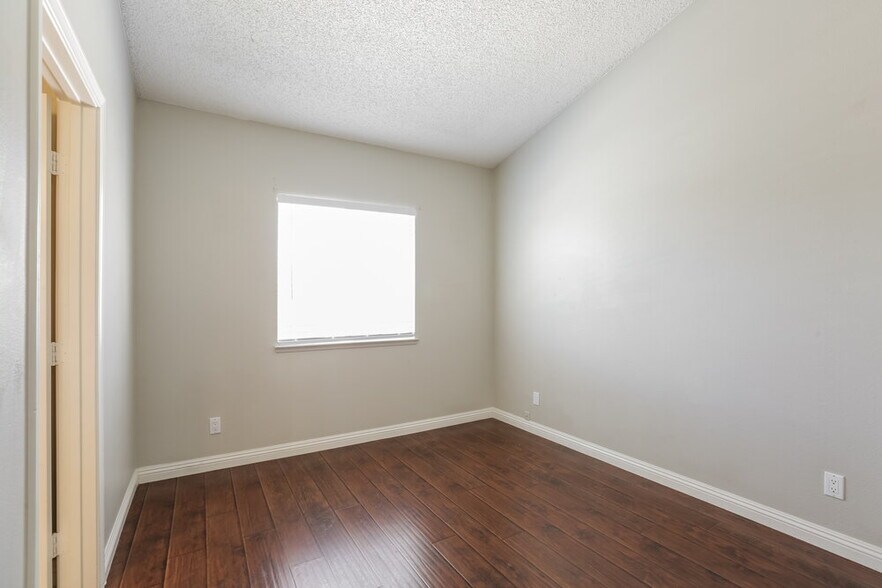 Building Photo - 7217 Chesterton Dr