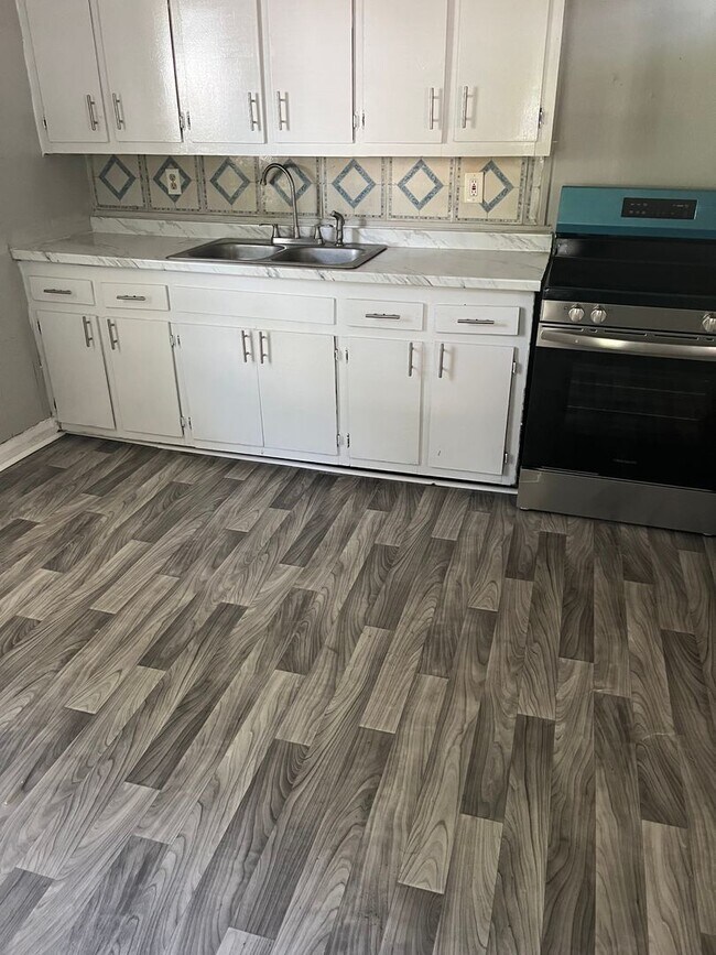 Building Photo - SPACIOUS 3/2 HOUSE!