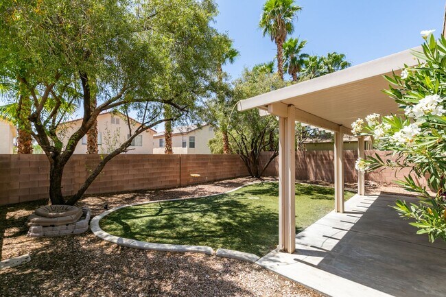 Building Photo - Spacious 4 Bedroom 2.5 Bathroom Home with Covered Patio & Large Backyard