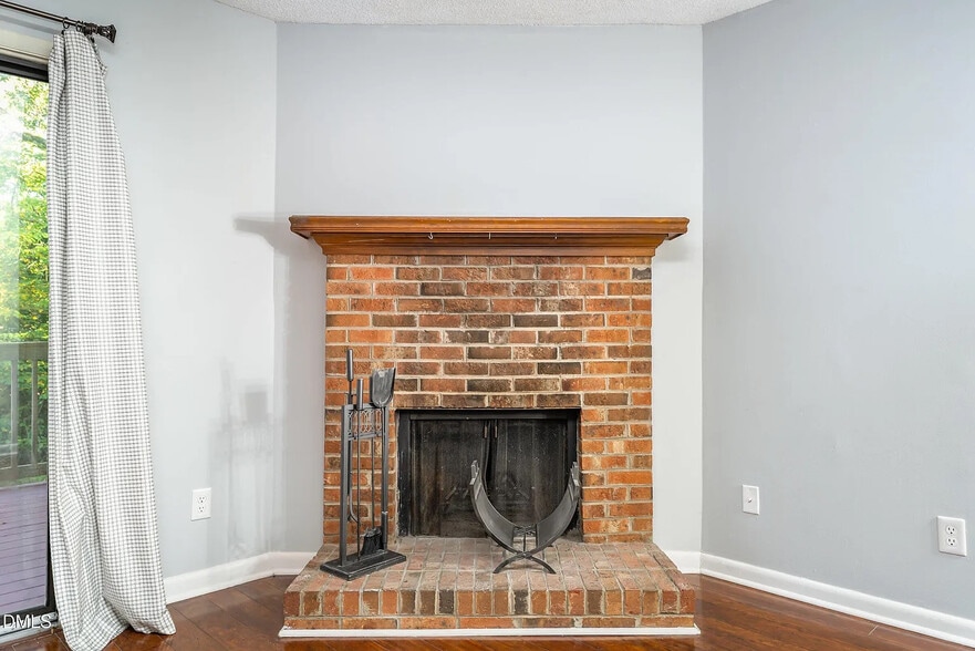 Building Photo - Room in Townhome on Sandy Creek Dr