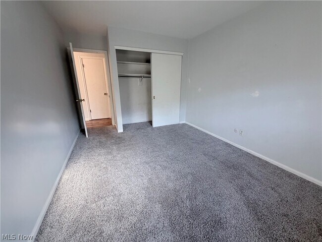 Building Photo - 6910 Carriage Hill Dr