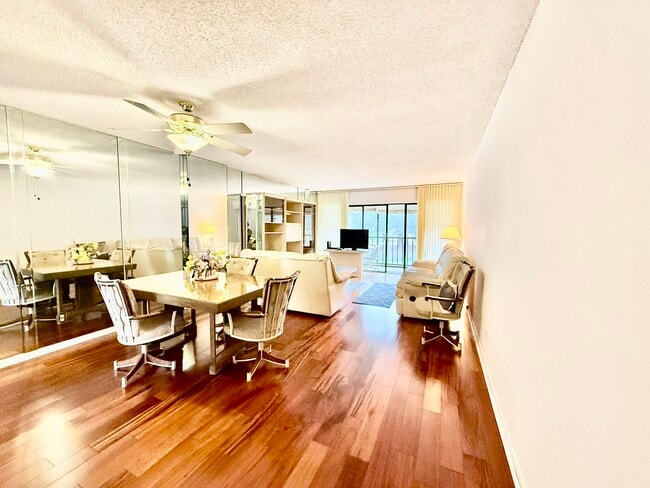 Building Photo - 2900 Cove Cay Dr