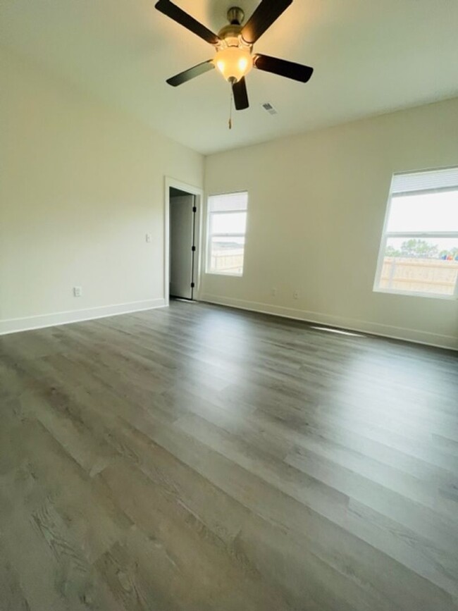 Building Photo - Beautiful 3-Bedroom, 2-Bathroom Home with ...