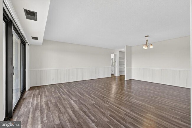 Building Photo - 307 Yoakum Pkwy