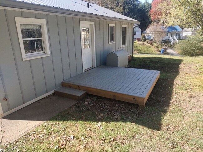 Building Photo - West AVL - Remodeled and Ready!