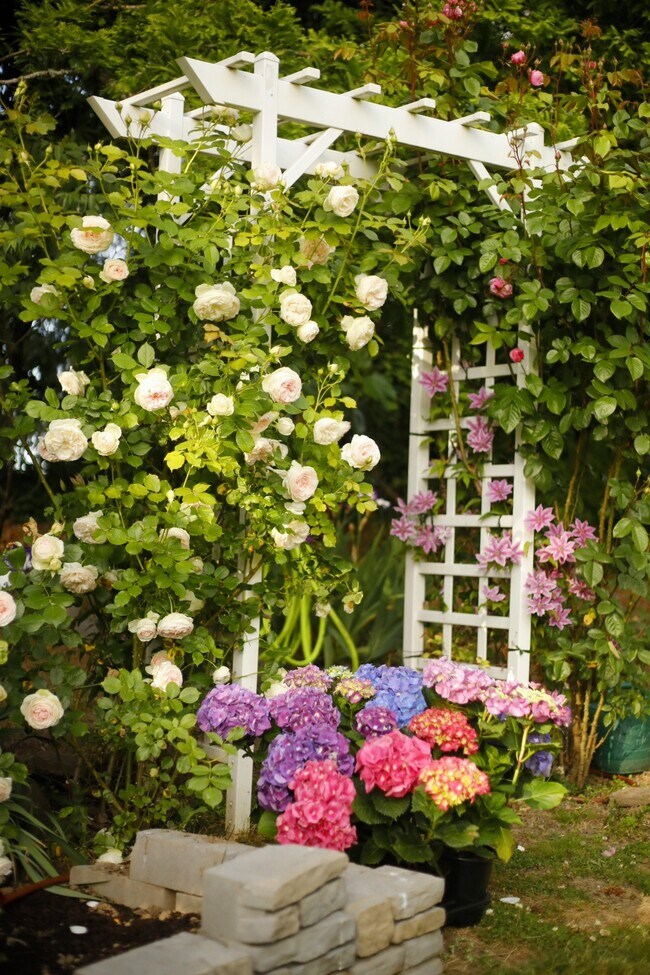 Building Photo - 3391 NE Jackson Rd Loop