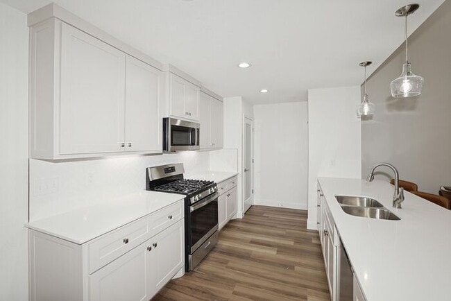 Building Photo - Furnished