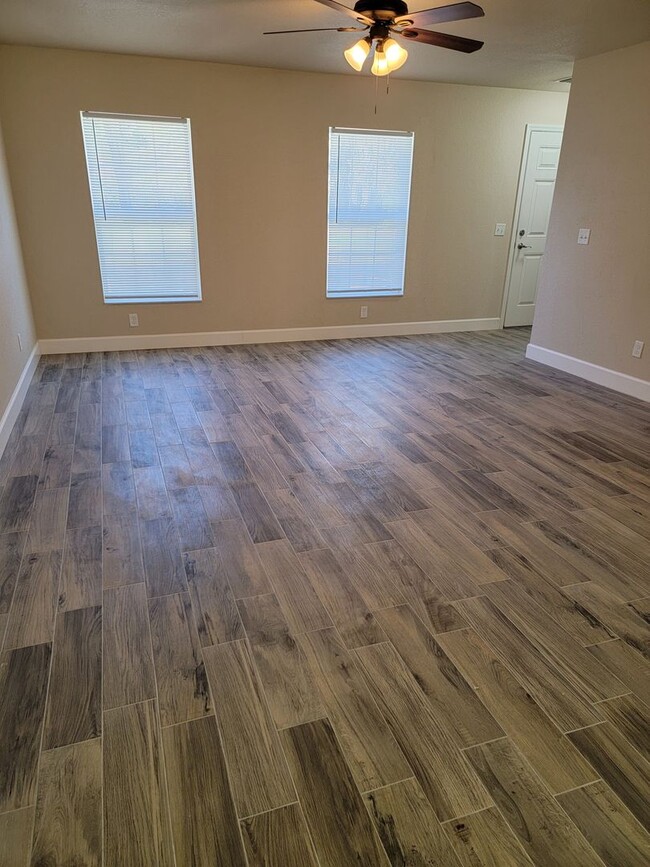 Building Photo - BRAND NEW 3/2 Townhome in Lakeside!!!!