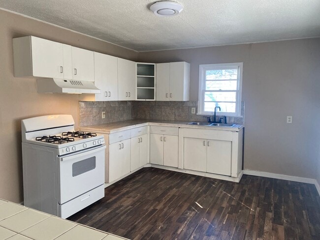 Building Photo - 1672 S Maple Ave