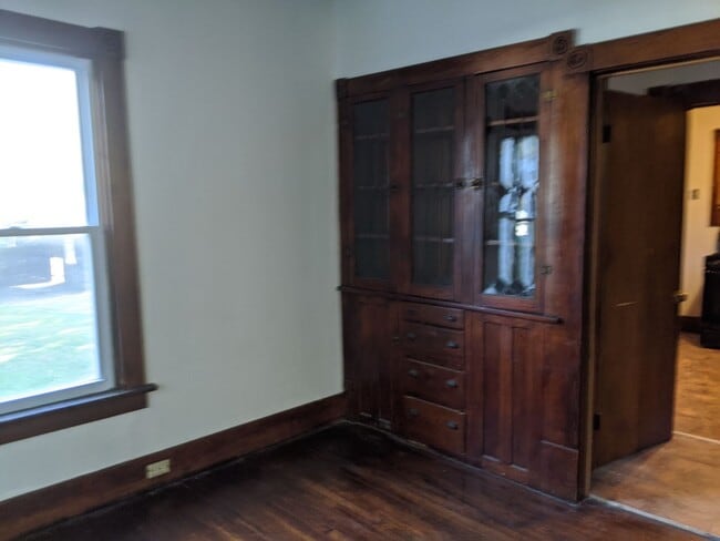 Building Photo - 4 bedroom home