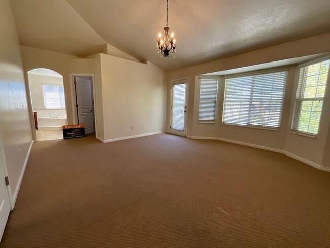 Building Photo - 6 bedroom 3 1/2 bathrooms 2 car garage Lar...