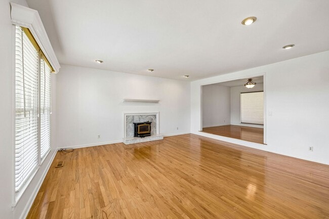 Building Photo - Experience the perfect blend of privacy and open space in this beautifully maintained 3-bedroom, ...