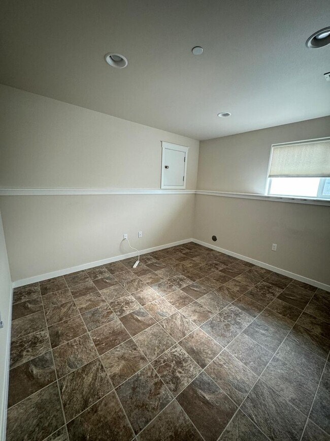 Building Photo - Spacious Duplex in Badger Mountain South