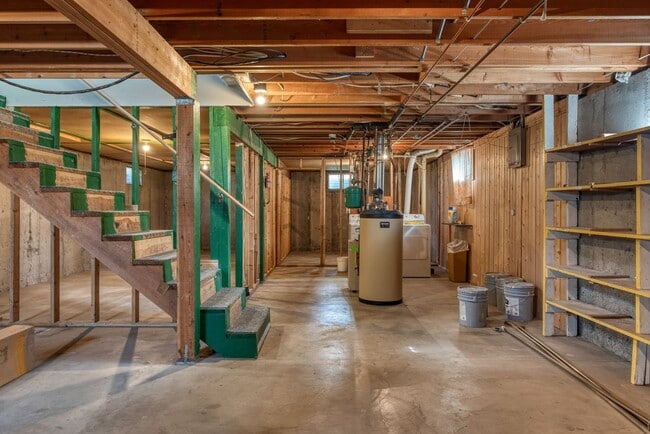 Building Photo - Beautifully renovated three bedroom with l...