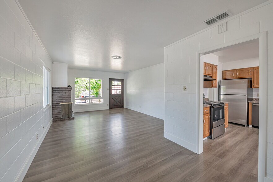 Building Photo - 5400 Valletta Way