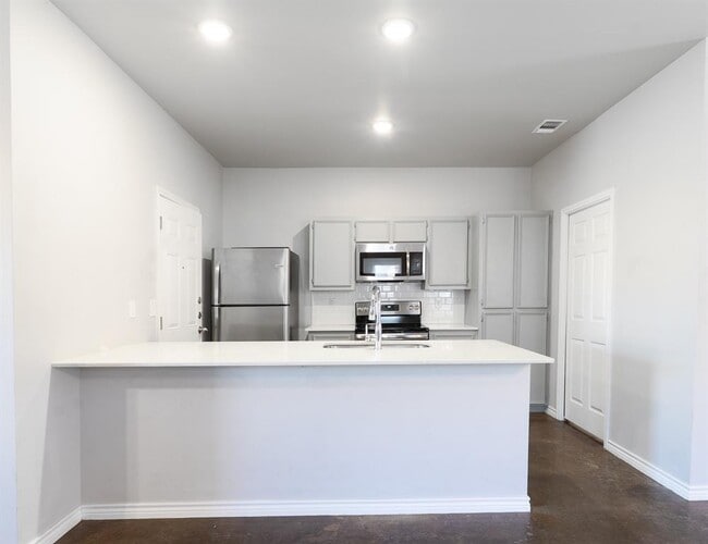 Building Photo - 208 Lowes Blvd