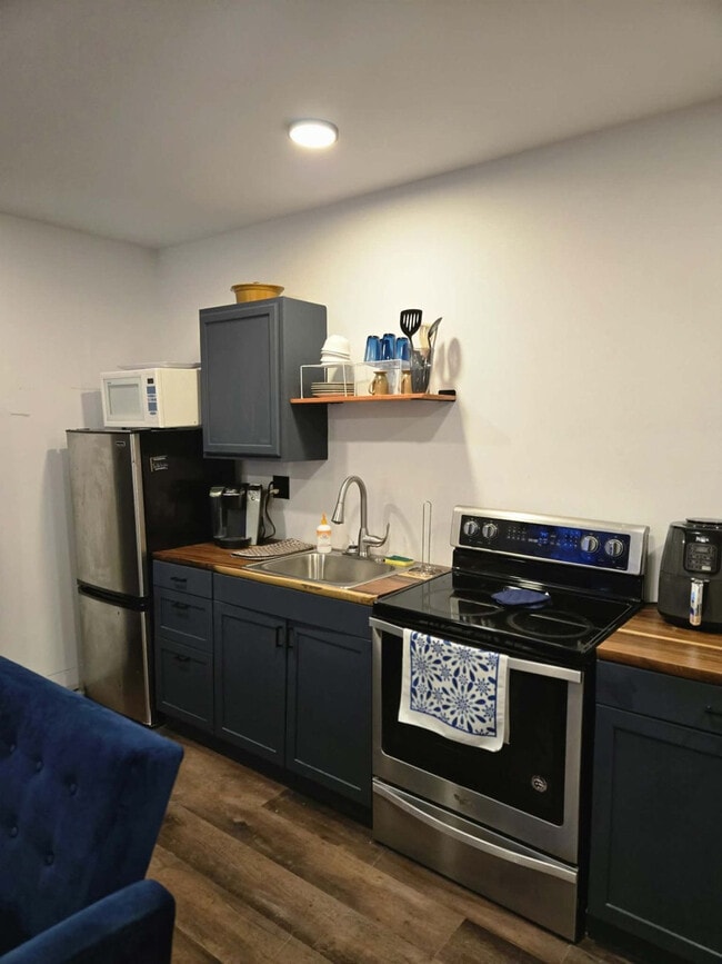 Building Photo - 11765 Glenfield Ave