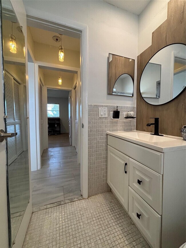 Building Photo - 4310 NW 12th Ct