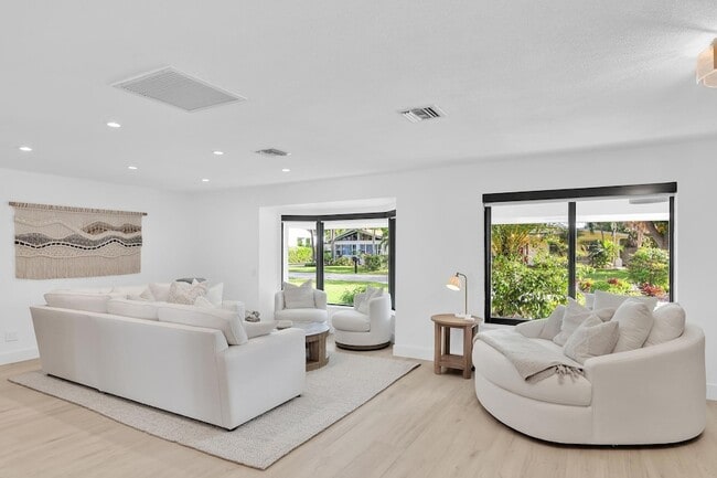 Building Photo - 3210 Palm Dr