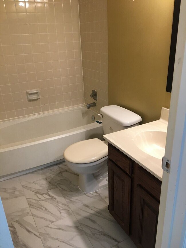 Building Photo - Beautiful 3 Bed, 3.5 Bath Brick Townhouse ...