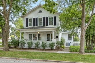 Building Photo - 241 W Van Buren Ave