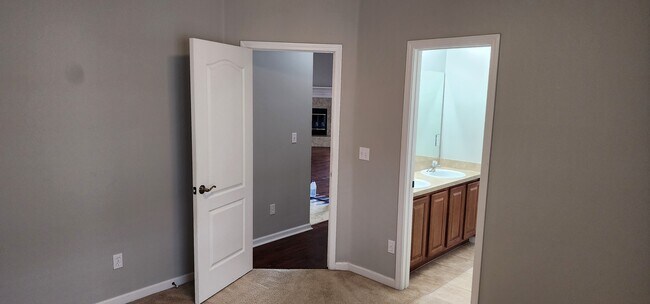 Building Photo - 3051 Tower Oaks Dr