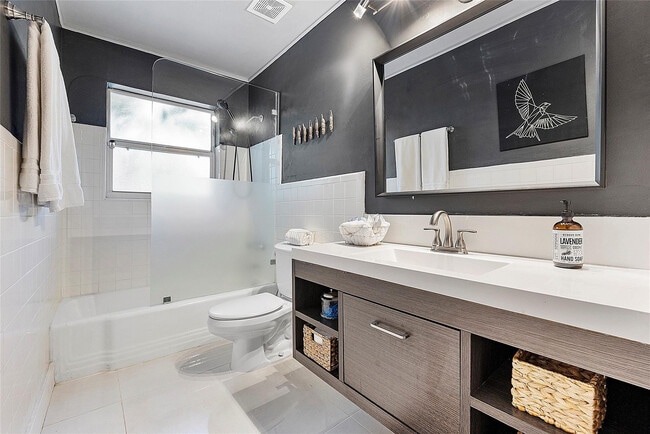 Building Photo - 5260 NE 17th Terrace