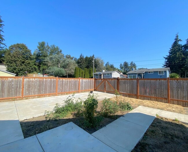 Building Photo - Gorgeous remodeled 4 bed 2.5 bathroom home!