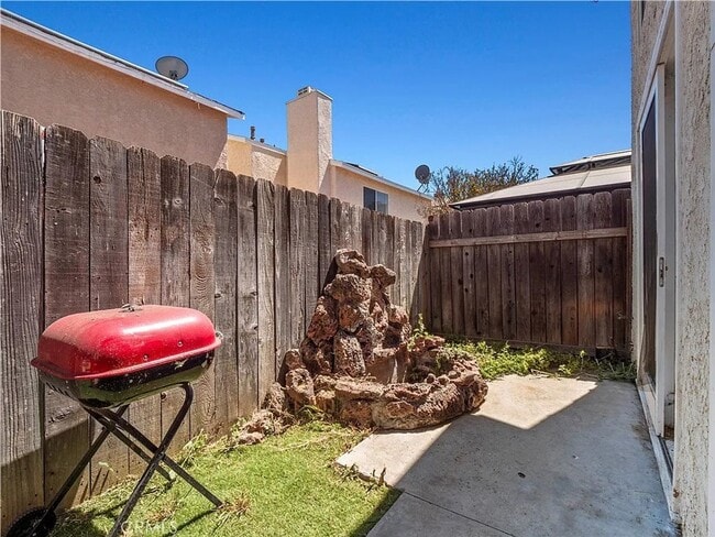 Building Photo - Luxurious 2-Bedroom Townhome with Loft in ...