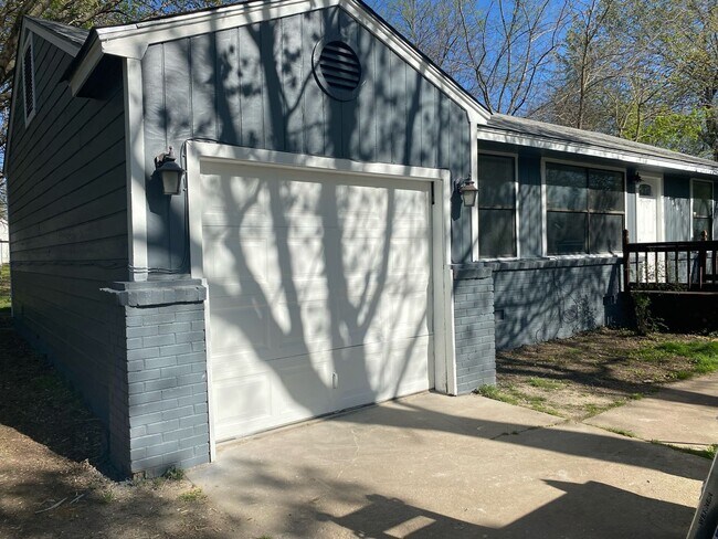 Building Photo - 4665 N Main St