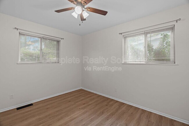 Building Photo - 560 Bardot Dr