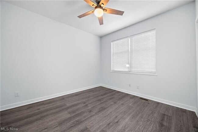 Building Photo - 2059 W 34th Pl