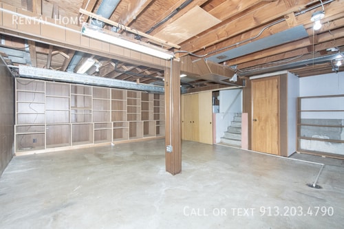 Building Photo - 9151 Somerset Dr