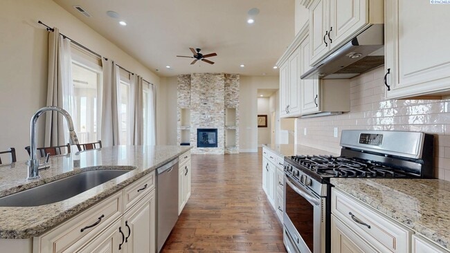 Building Photo - 4 bed, 4 bath home in Kennewick