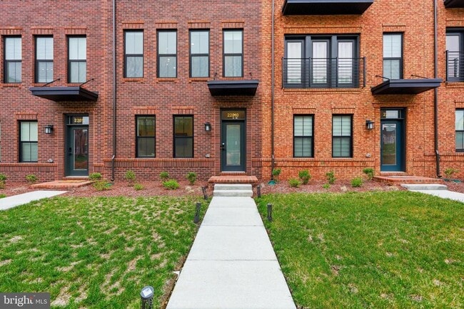 Building Photo - 22810 Tawny Pne Sq