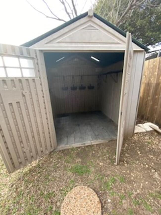 Building Photo - 2-bedroom, 1 bath house in Frisco. Parking uncovered.