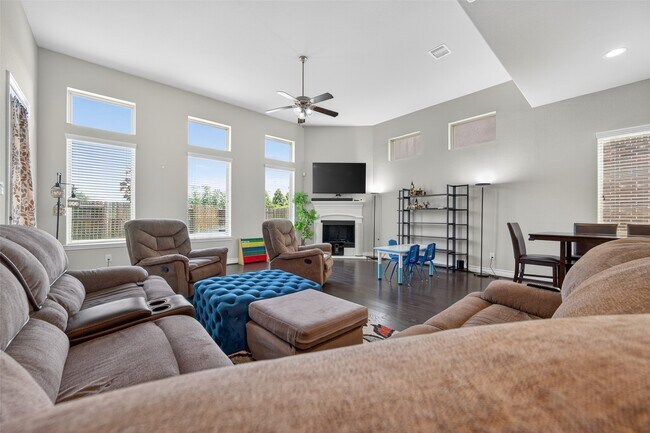 Building Photo - 4947 Thunder Creek Ln