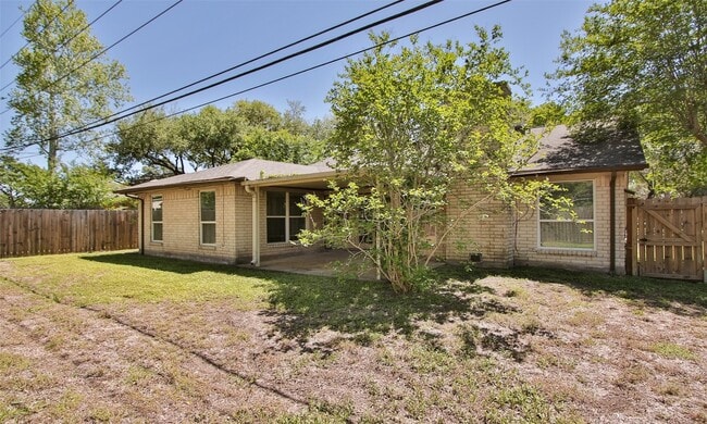 Building Photo - 833 Lakeview Dr