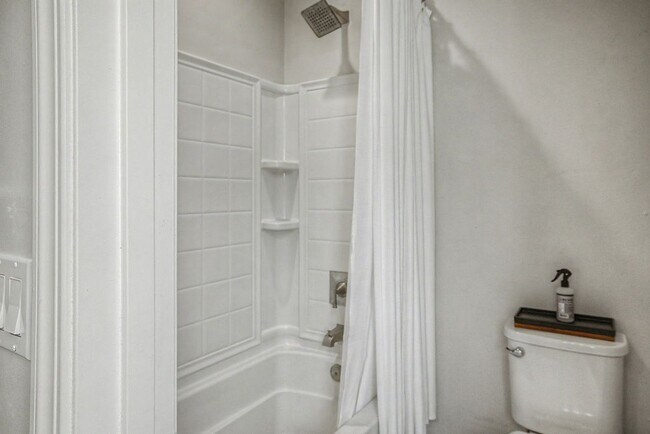 Building Photo - 589 Bluffs Dr