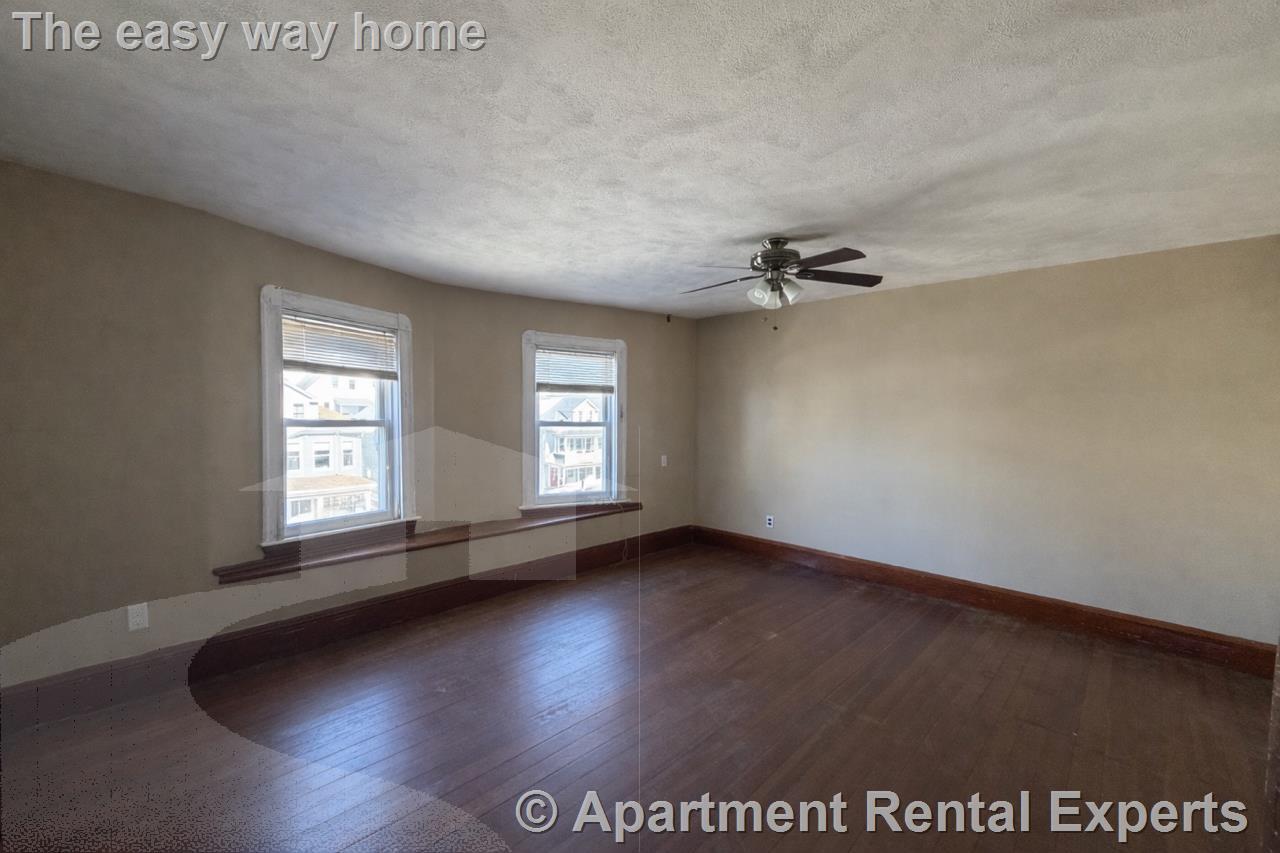 Building Photo - 1040 Broadway