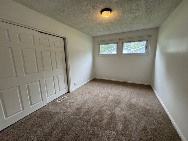 Building Photo - Greenwood 3 Bedroom 2 Bath