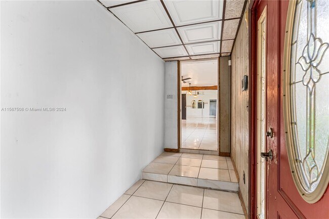 Building Photo - 560 NE 158th St